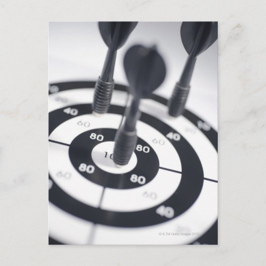 Dart in Bulls Eye Postkarte (Vorderseite)