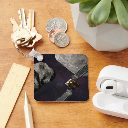 Dart Spacecraft und Liciacube vor der Einwirkung Schlüsselanhänger (Schreibtisch)