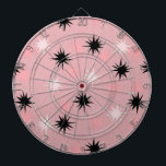 Dartboard der atomrosa Sternexplosionen Dartscheibe<br><div class="desc">Dieses Atomic Pink Sternexplosionen Dartboard hat den ganzen modernen Spaß der Mitte des Jahrhunderts an der Küche Ihrer Großmutter, abzüglich des klebrigen Linoleums. Das kitschige Design ist mit einem rosa Hintergrund mit goldenen Falten und zufällig platzierten Sternexplosionen in schwarz und zwei Rosatönen gestaltet. Dieses Vintag inspirierte Muster ist Mod genug,...</div>