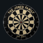 Dartboard der Schwarz- und Goldfamilie mit Dartboa Dartscheibe<br><div class="desc">Schwarz und Gold Dartboard mit zwei benutzerdefinierten Textbereichen. Großartiges Hochzeitsgeschenk!</div>