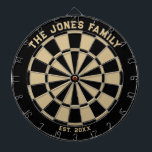 Dartboard der Schwarz- und Goldfamilie mit Dartboa Dartscheibe<br><div class="desc">Schwarz und Gold Dartboard mit zwei benutzerdefinierten Textbereichen. Großartiges Hochzeitsgeschenk!</div>