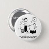 Dartboard im Schlafzimmer. Funny Cartoon Button (Vorne & Hinten)