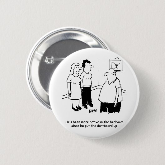 Dartboard im Schlafzimmer. Funny Cartoon Button (Vorne & Hinten)
