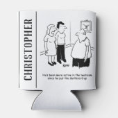 Dartboard im Schlafzimmer. Funny Cartoon Dosenkühler (Rückseite)