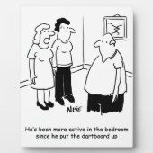 Dartboard im Schlafzimmer. Funny Cartoon Fotoplatte (Vorderseite)