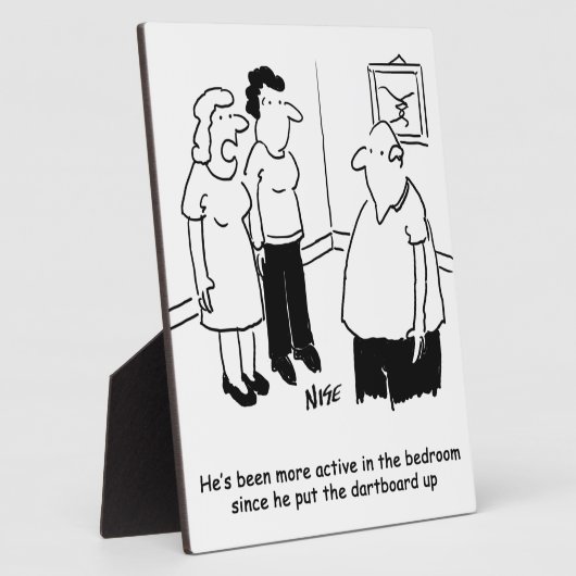 Dartboard im Schlafzimmer. Funny Cartoon Fotoplatte (Seite)