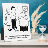 Dartboard im Schlafzimmer. Funny Cartoon Fotoplatte (Seite)