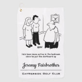 Dartboard im Schlafzimmer. Funny Cartoon Golfhandtuch (Vorderseite)