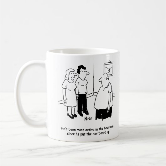 Dartboard im Schlafzimmer. Funny Cartoon Kaffeetasse (Links)