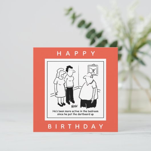 Dartboard im Schlafzimmer. Funny Cartoon Karte (Stehend Vorderseite)