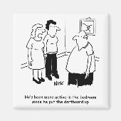 Dartboard im Schlafzimmer. Funny Cartoon Magnet (Vorne)