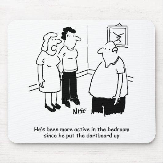 Dartboard im Schlafzimmer. Funny Cartoon Mousepad (Vorne)