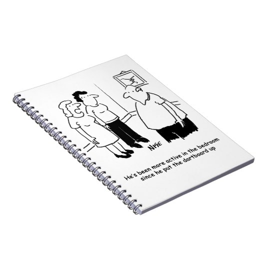 Dartboard im Schlafzimmer. Funny Cartoon Notizblock (Rechte Seite)