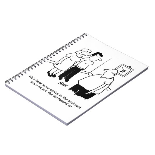 Dartboard im Schlafzimmer. Funny Cartoon Notizblock (Linke Seite)