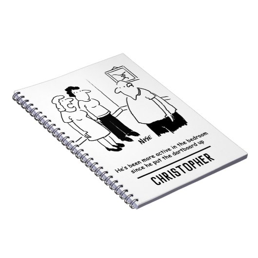 Dartboard im Schlafzimmer. Funny Cartoon Notizblock (Rechte Seite)