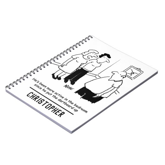 Dartboard im Schlafzimmer. Funny Cartoon Notizblock (Linke Seite)