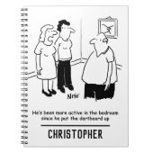 Dartboard im Schlafzimmer. Funny Cartoon Notizblock (Vorderseite)