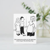 Dartboard im Schlafzimmer. Funny Cartoon Postkarte (Stehend Vorderseite)