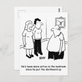 Dartboard im Schlafzimmer. Funny Cartoon Postkarte (Vorne/Hinten)