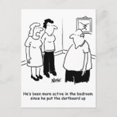 Dartboard im Schlafzimmer. Funny Cartoon Postkarte (Vorderseite)