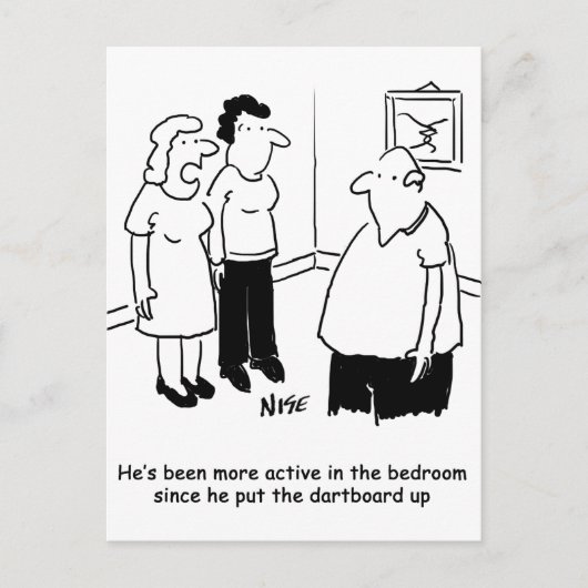 Dartboard im Schlafzimmer. Funny Cartoon Postkarte (Vorderseite)