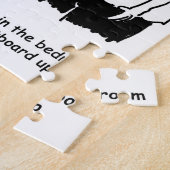 Dartboard im Schlafzimmer. Funny Cartoon Puzzle (Seite)