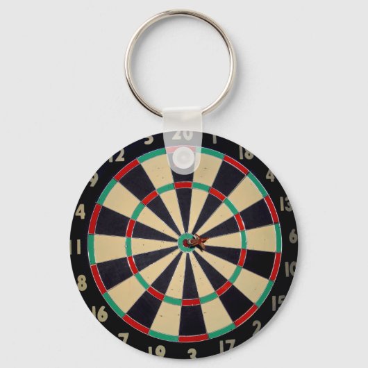 Dartboard mit Dart in Bullseye, Keyring Schlüsselanhänger (Rückseite)