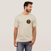 Dartboard mit Darts in die 180 Dartkunst T-Shirt (Vorne ganz)