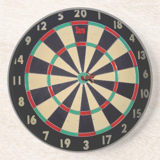 Dartboard mit einem Dart im Bullseye, Getränkeuntersetzer (Vorne)