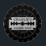Dartbrett aus der Edelstahl-Werkstatt mit Rasierkl Dartscheibe<br><div class="desc">Barbershop-Dartboard mit Rasierklingen-Design. Die Dekoration ist für den männlichen Friseur angepasst. Stilvolles Geschenk für den Friseursalon-Besitzer. Machen Sie Ihren eigenen trendigen Friseur für Chef,  Mitarbeiter,  Mitarbeiter etc. präsent. Einzigartige Geschenkideen aus der Haarstylistik. Personalisiert mit Ihrem eigenen Firmennamen oder Firmenlogo. Maskuline Dekoration mit scharfer Kante. Schwarz und Weiß.</div>