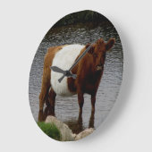 Dartmoor schnallte Galloway-Kuh-stehenden Fluss um Große Wanduhr (Winkel)