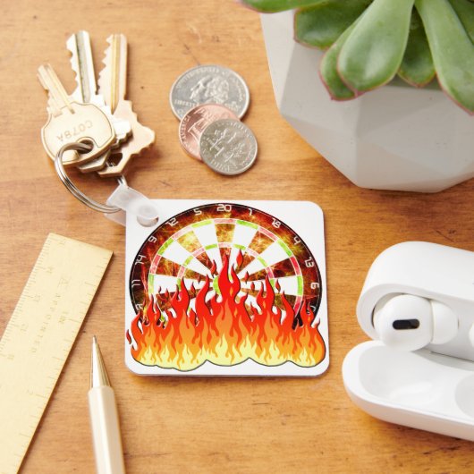 Darts, Feuer im Spiel auf dem Dartbrett Schlüsselanhänger (Schreibtisch)