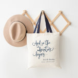 Das Abenteuer beginnt | Eigene Hochzeitsempfehlung Tragetasche<br><div class="desc">Herzlich willkommen zu Ihrem Hochzeitswochenende oder Ihrer Hochzeit in Urlaubsort mit diesen schicken und modernen personalisierten Taschen. Design-Features "und so beginnt das Abenteuer" in klassisch marineblau handgeschriebenen Skripten,  mit Ihren Namen und Hochzeitsdatum darunter.</div>