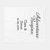 Das Abenteuer beginnt Hochzeitspaar Name Datum ein Fleecedecke (Vorderseite (Horizontal))