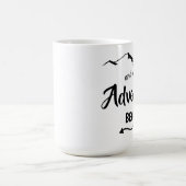 Das Abenteuer beginnt in trendy Black and White Kaffeetasse (Mittel)