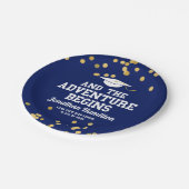 Das Abenteuer beginnt mit dem Party Navy Blue Grad Pappteller (Schrägansicht)