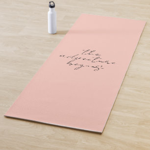 Das Abenteuer beginnt mit minimalistischer Kalligr Yogamatte