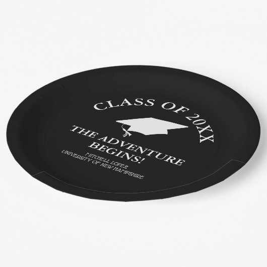 Das Abenteuer fängt Abschluss an Pappteller (Schrägansicht)