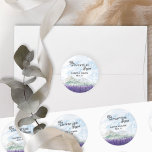 Das Abenteuer fängt die Hochzeit im Lavendel Valle Runder Aufkleber<br><div class="desc">Das Adventure Begins, personalisierte Hochzeitsaufkleber, perfekt für einen Hochzeitsort oder eine Hochzeit in Urlaubsort in landschaftlicher Landschaft. Das Design besticht durch moderne Typografie und eine idyllische Aquarelllandschaft. Die traumhafte Bergkammszene zeigt Berge, grüne Hügel und eine friedliche Talwiese mit Lavendelwüsten, lila Wildblumen oder Heidemoor im Hochland - was auch immer für...</div>