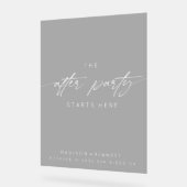 Das After-Party beginnt hier mit einem weißen Skri Acrylschild (Winkel)