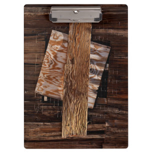 Das alte Holzhaus-Fenster ist verziert Klemmbrett