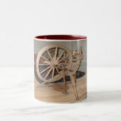 Das alte Spinnrad Zweifarbige Tasse (Mittel)