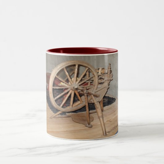 Das alte Spinnrad Zweifarbige Tasse (Mittel)