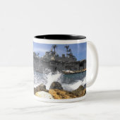 Das Amphibienschiff USS Kearsarge Zweifarbige Tasse (VorderseiteRechts)