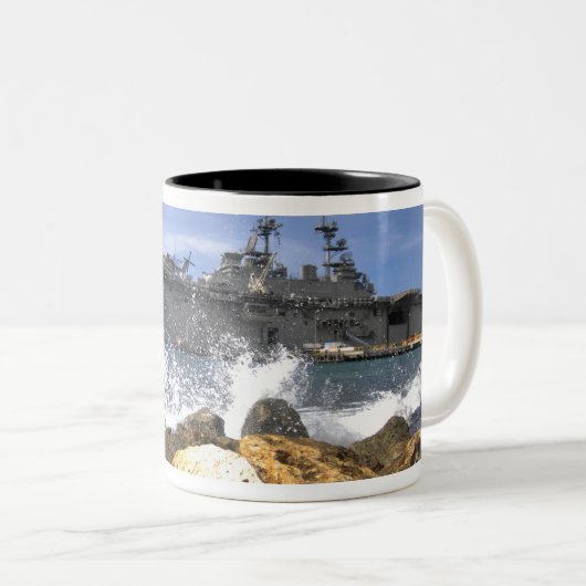 Das Amphibienschiff USS Kearsarge Zweifarbige Tasse (VorderseiteRechts)