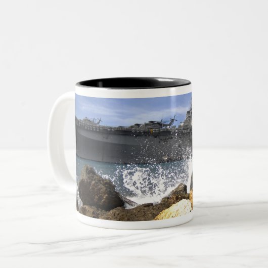 Das Amphibienschiff USS Kearsarge Zweifarbige Tasse (Vorderseite Links)
