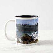 Das Amphibienschiff USS Kearsarge Zweifarbige Tasse (Links)