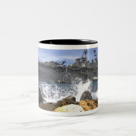 Das Amphibienschiff USS Kearsarge Zweifarbige Tasse (Mittel)