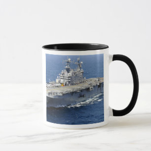 Das Amphibienschiff USS Peleliu Tasse