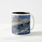 Das Amphibienschiff USS Peleliu Zweifarbige Tasse (VorderseiteRechts)